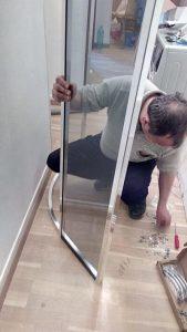 Cabină duş pregătirea uşii spre instalare