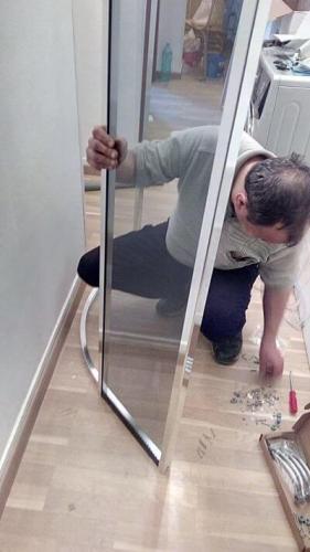 Cabină duş pregătirea uşii spre instalare