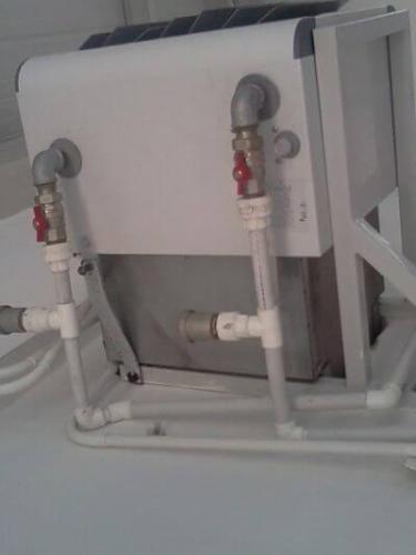 Corp de încălzire cu ventilator montat într-o seră