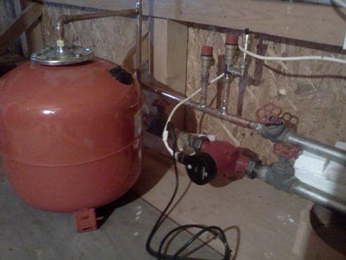 Pompă cu vas de expansiune la circuitul unui şemineu